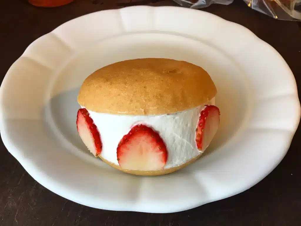 白いお皿にのったグルテンフリーのマリトッツォ